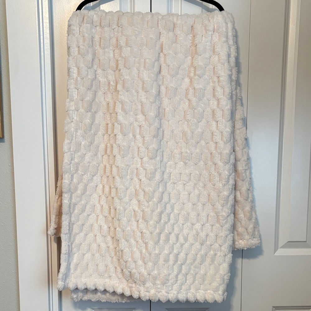 EXQ Home Plush Off White Throw